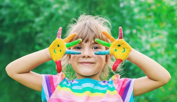 Manos de los niños en colores. Foto de verano. Enfoque selectivo . —  Fotos de Stock