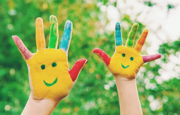 Kinderhände in Farben. Sommerfoto. Selektiver Fokus. — Stockfoto
