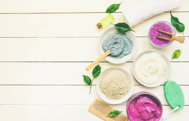 Beyaz bir arka plan spa yordamlar için kozmetik nesneleri. Seçici odak.
