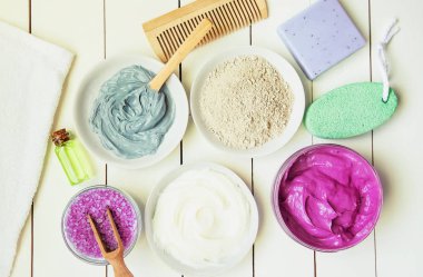 Beyaz bir arka plan spa yordamlar için kozmetik nesneleri. Seçici odak.