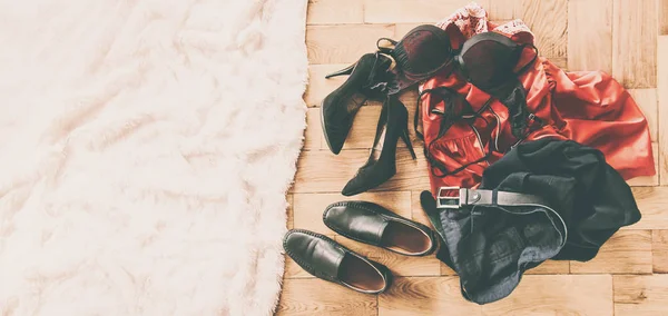 Ropa dispersa y zapatos amantes. Noche de amor. Enfoque selectivo — Foto de Stock