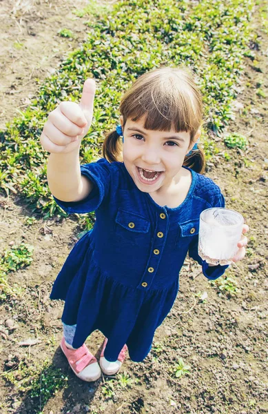 El niño bebe leche. Enfoque selectivo. Niños . — Foto de Stock