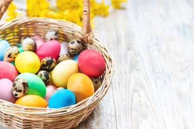 Paskalya fotoğraf. Mutlu paskalyalar. Yumurta seçici odak.