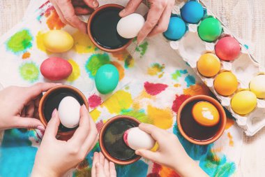 aile Paskalya yumurtaları boyar. Seçici odak. kutlama.