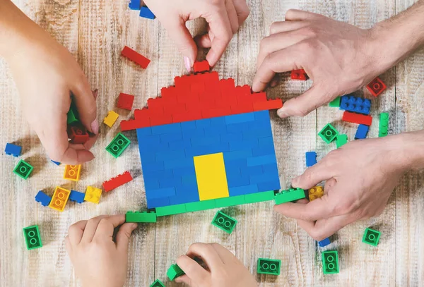 Ein Designer-Lego-Haus bauen. Selektiver Hintergrund. — Stockfoto