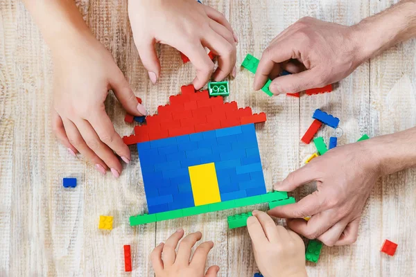Ein Designer-Lego-Haus bauen. Selektiver Hintergrund. — Stockfoto