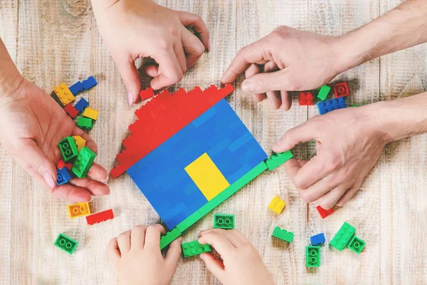 Ein Designer-Lego-Haus bauen. Selektiver Hintergrund. — Stockfoto