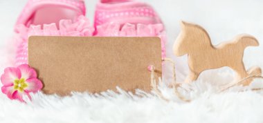 Güzel yumuşak arka, Aksesuar yeni doğmuş bebek. Seçici odak.