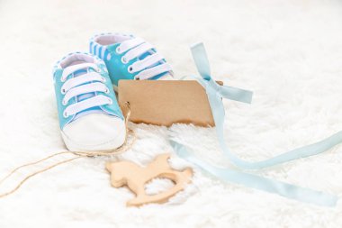 Güzel yumuşak arka, Aksesuar yeni doğmuş bebek. Seçici odak.