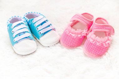 Erkek ya da kız aksesuarlar yeni doğmuş bebek. Seçici odak.