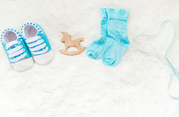 Hermoso fondo suave, accesorios bebé recién nacido. Enfoque selectivo . — Foto de Stock