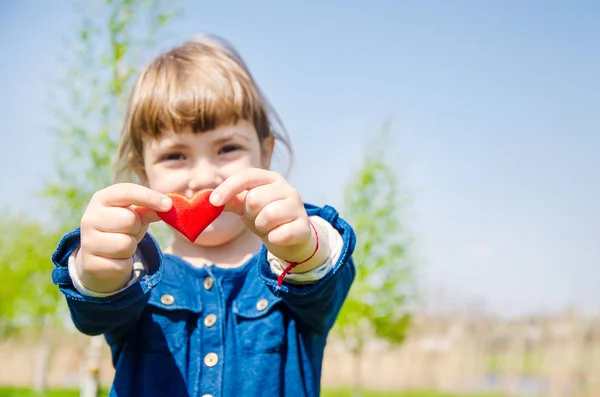 El corazón está en las manos del niño. Enfoque selectivo . —  Fotos de Stock