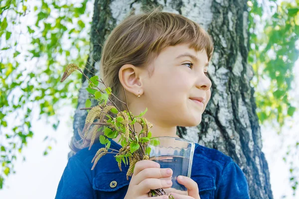 桦木汁液在孩子的手。选择性聚焦. — 图库照片