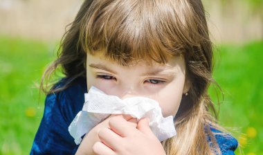Mevsimlik Anti bir çocukta. Coryza. Seçici odak.