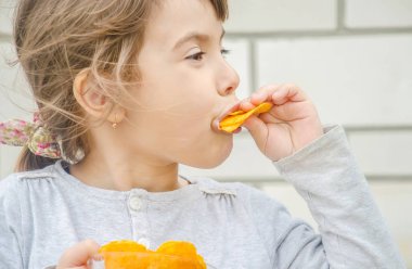 Çocuk cips yiyor. seçici odak. yiyecek ve içecek.