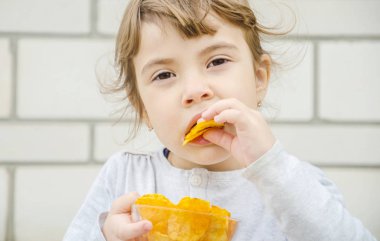 Çocuk cips yiyor. seçici odak. yiyecek ve içecek.