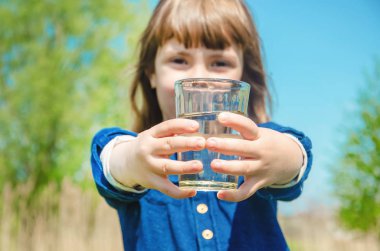 Çocuk bardak su. seçici odak. Doğa.