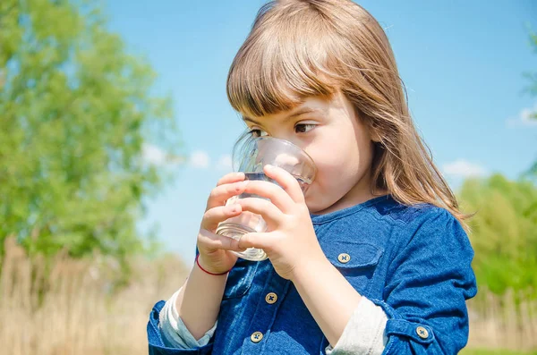 Bicchiere d'acqua bambino. concentrazione selettiva. natura . — Foto Stock