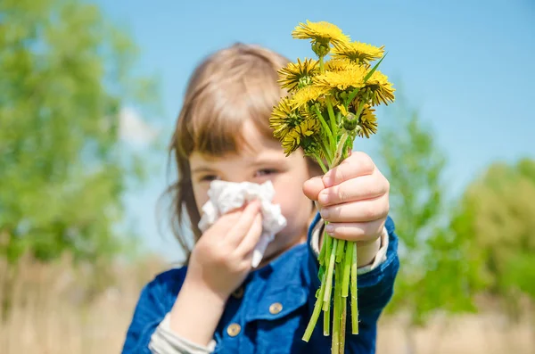 Szezonális allergia, a gyermek. Nátha. Szelektív összpontosít. — Stock Fotó