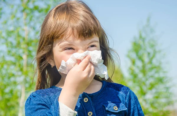 Szezonális allergia, a gyermek. Nátha. Szelektív összpontosít. — Stock Fotó