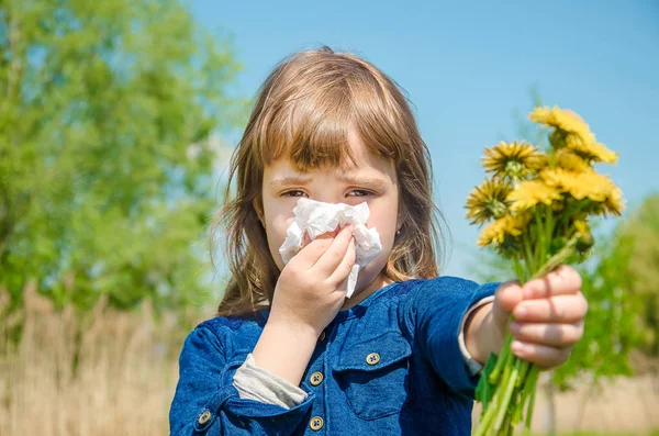 Alergia estacional en un niño. Coryza. Enfoque selectivo . — Foto de Stock