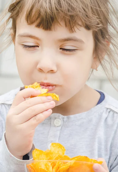 Çocuk cips yiyor. seçici odak. yiyecek ve içecek.