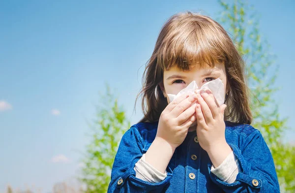 Saisonale Allergie bei einem Kind. Coryza. Selektiver Fokus. — Stockfoto