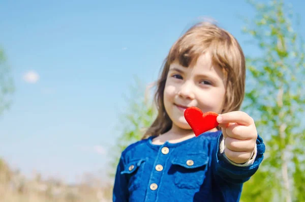 El corazón está en las manos del niño. Enfoque selectivo . —  Fotos de Stock