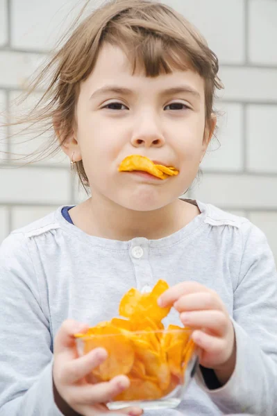 Dítě jí čipy. Selektivní fokus. jídlo a pití. — Stock fotografie