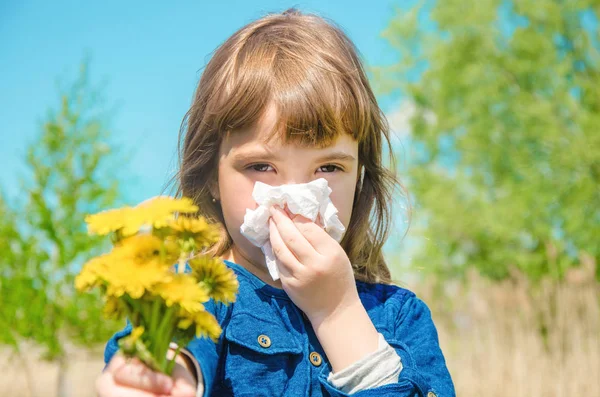 Seasonal allergy in a child. Coryza. Selective focus. — Stock Photo, Image