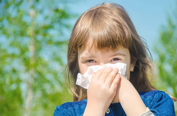 Szezonális allergia, a gyermek. Nátha. Szelektív összpontosít. — Stock Fotó