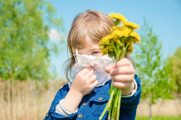 Seasonal allergy in a child. Coryza. Selective focus. — Stock Photo, Image