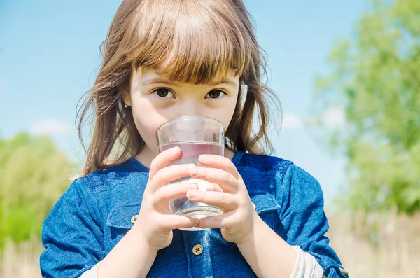 Vaso de agua infantil. enfoque selectivo. naturaleza . — Foto de Stock