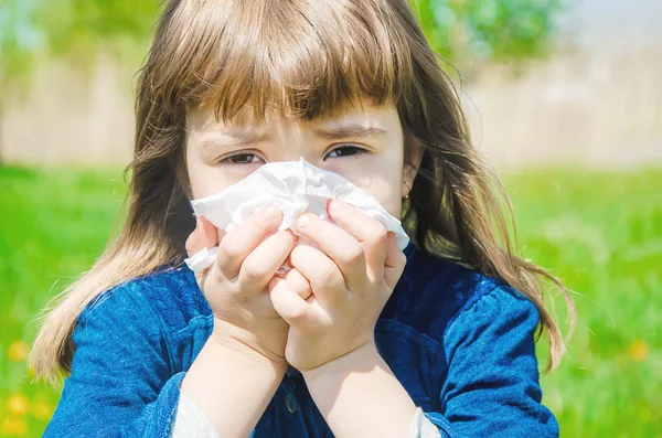 Alergia estacional en un niño. Coryza. Enfoque selectivo . — Foto de Stock