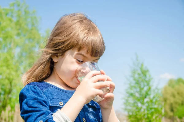 Vaso de agua infantil. enfoque selectivo. naturaleza . — Foto de Stock