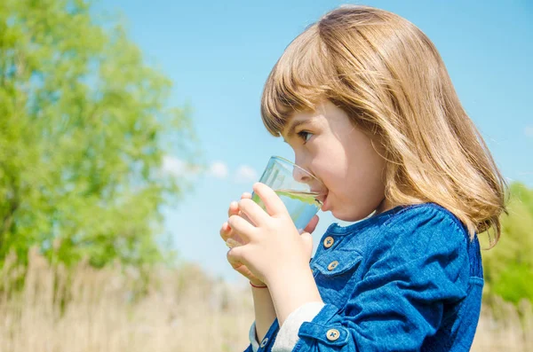 Vaso de agua infantil. enfoque selectivo. naturaleza . — Foto de Stock