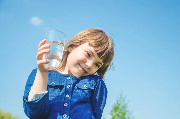 儿童杯水。选择性对焦。自然. — 图库照片