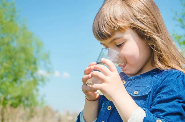 Çocuk bardak su. seçici odak. Doğa.