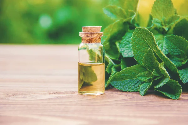 El extracto de menta en un frasco pequeño. Enfoque selectivo . — Foto de Stock