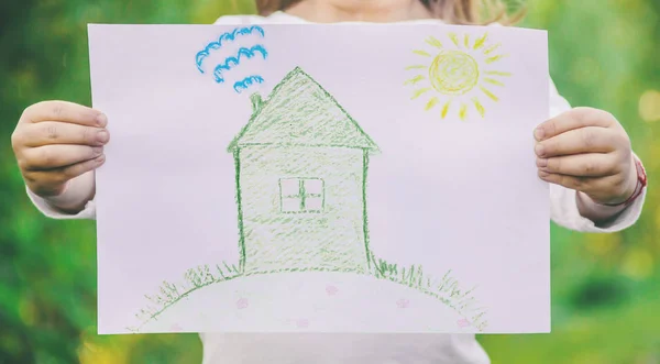 Zeichnung eines Gewächshauses in den Händen eines Kindes. — Stockfoto