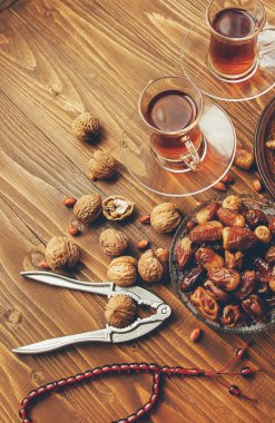 Tarih, tesbih ve baklava. Ramazan. Seçici odak.