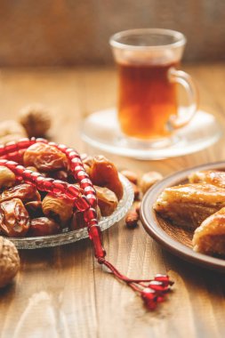 Tarih, tesbih ve baklava. Ramazan. Seçici odak.