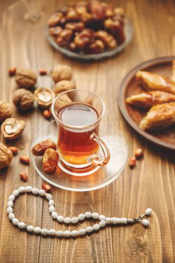 Tarih, tesbih ve baklava. Ramazan. Seçici odak.