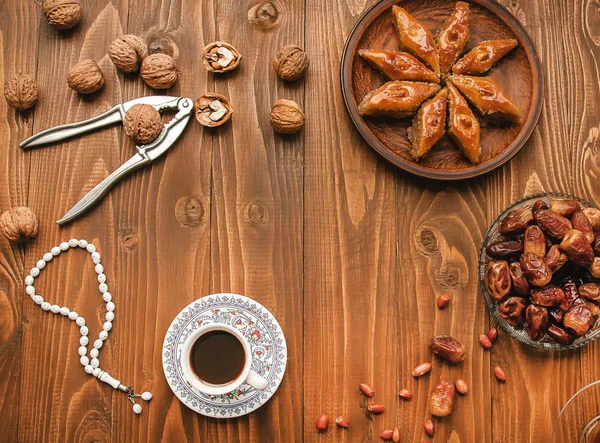 Fechas, rosarios y baklava. Ramadán. Enfoque selectivo . — Foto de Stock