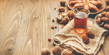 Tarih, tesbih ve baklava. Ramazan. Seçici odak.