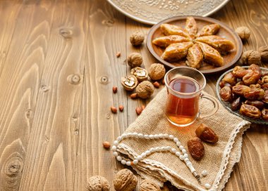 Tarih, tesbih ve baklava. Ramazan. Seçici odak.