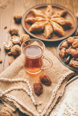 Tarih, tesbih ve baklava. Ramazan. Seçici odak.
