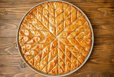 Ahşap arka plan üzerinde Fındıklı baklava. Seçici odak.