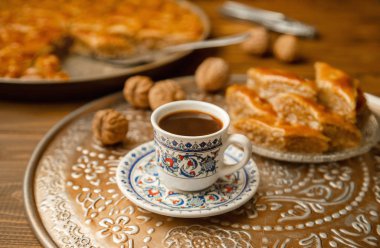 Ahşap arka plan üzerinde Fındıklı baklava. Seçici odak.