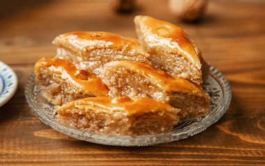 Ahşap arka plan üzerinde Fındıklı baklava. Seçici odak.